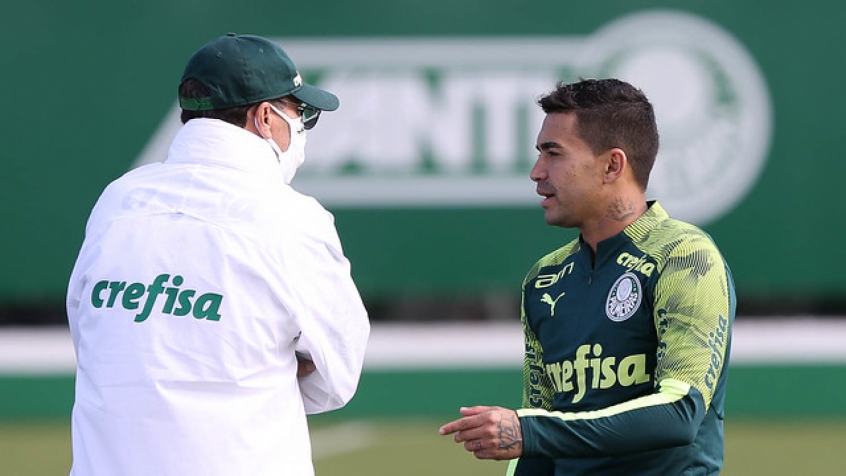 Ajustes no Qatar adiam negócio, Dudu segue treinando no Palmeiras e tem papo com Luxa