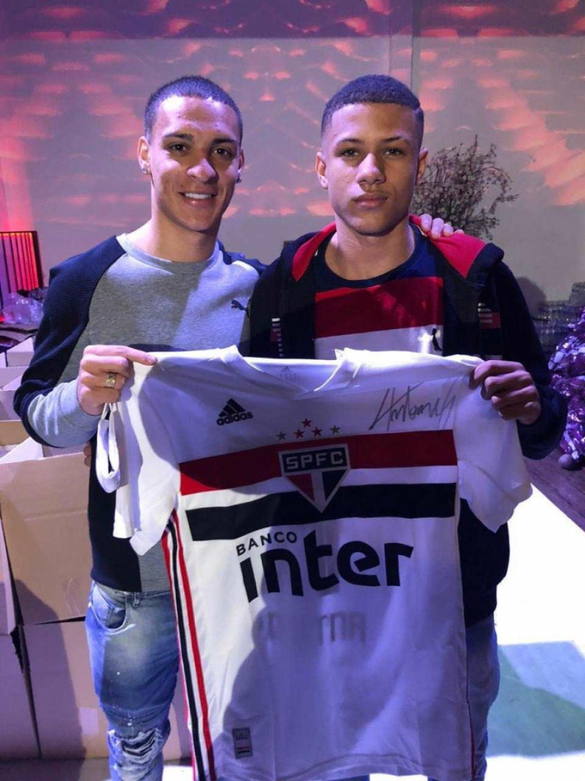 Antony dá dicas a jovem atacante da base do São Paulo
