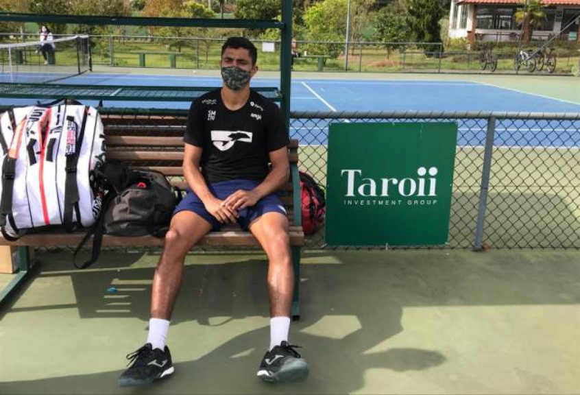 Thiago Monteiro em treino da ADV Tennis em Itajaí