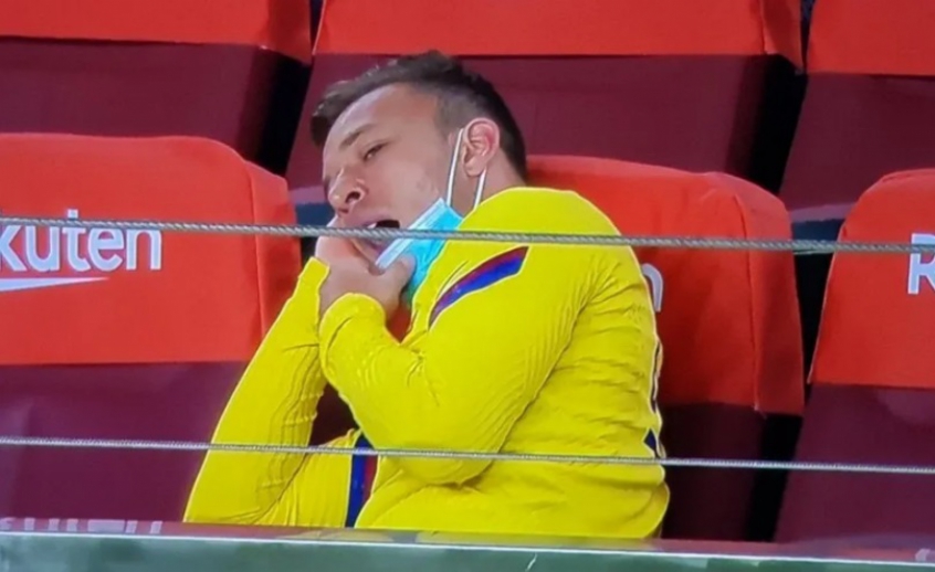 Arthur bocejando no banco de reservas em derrota do Barcelona para o Osasuna