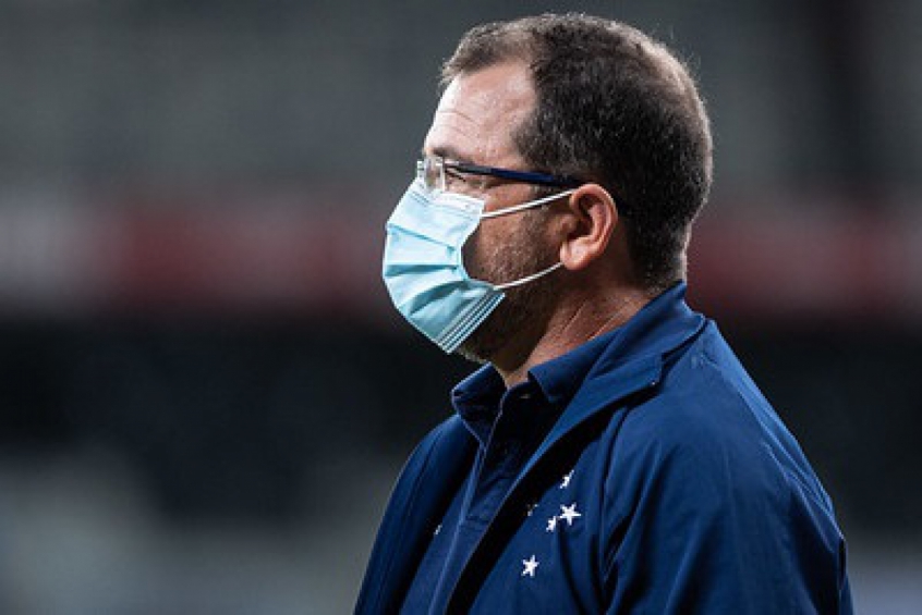Enderson Moreira comentou que sua equipe soube lidar com a pressão da estreia na Série B