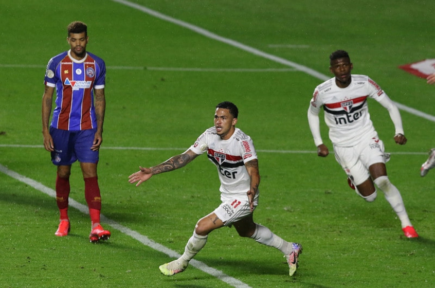 Volpi pega pênalti, Luciano faz gol e São Paulo empata com Bahia | LANCE!