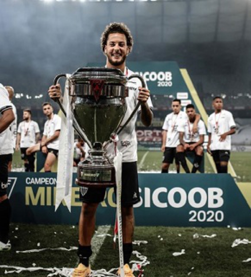 Guga celebrou o seu primeiro título como jogador profissional de futebol com o Mineiro 2020
