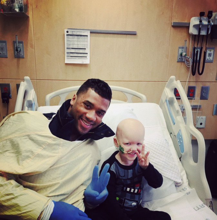 Russell Wilson mantém a tradição de visitar o Hospital Infantil de Seattle