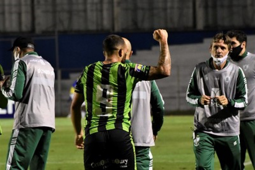 Rodolfo deixou sua marca em um belo gol, que garantiu os três pontos diante do Paraná, fora de casa