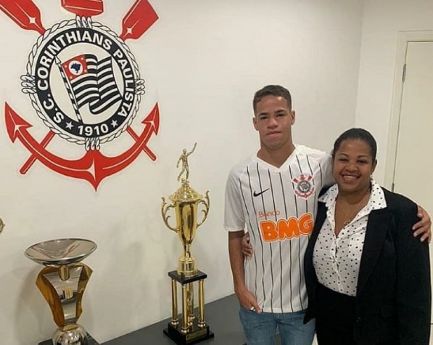 Jovem da base assina primeiro contrato profissional no Corinthians