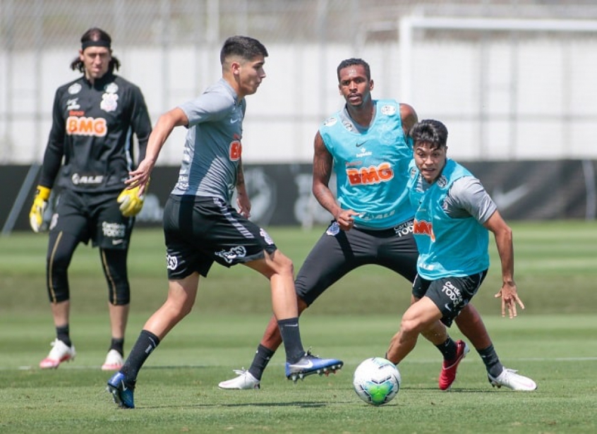Timão faz treino tático com foco defensivo de olho no duelo com o Atlético-GO