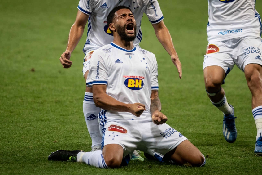 Ligado Cruzeiro Joga Bem Vence A Ponte Preta E Deixa O Z4 Da Serie B Lance