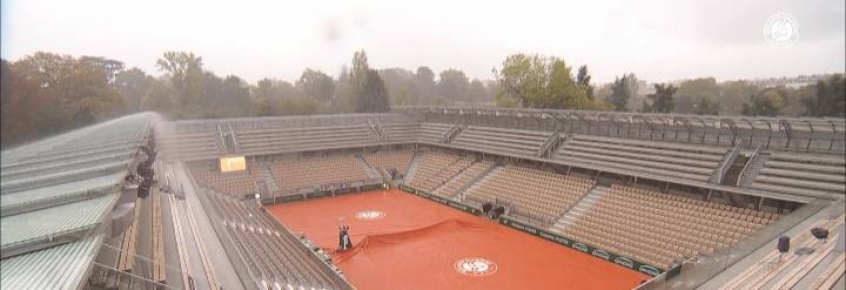 Quadra Suzanne Lenglen é coberta durante chuva em Paris