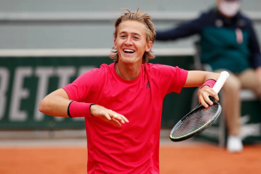 Sebastian Korda comemora vitória na chave em Roland Garros