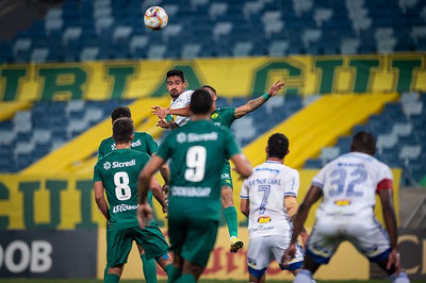 Apesar do jogo ter sido à noite, o forte calor e a baixa umidade do ar na capital do Mato Grosso prejudicaram a qualidade do jogo de Cruzeiro e Cuiabá