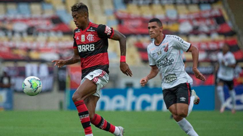 Com brilho de Everton Ribeiro, Flamengo cresce e bate Athletico-PR pelo Brasileirão