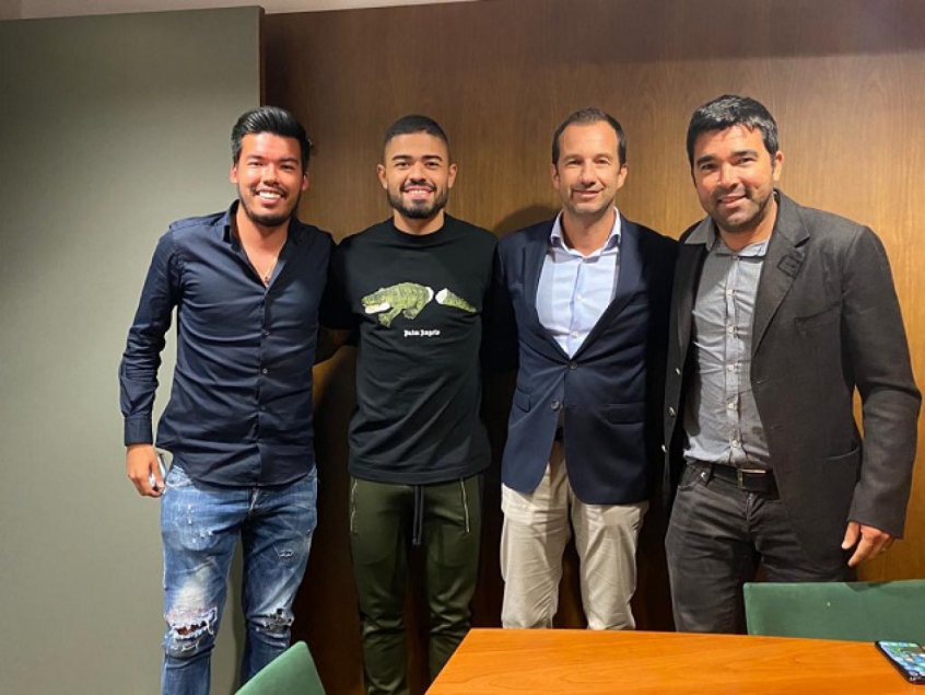 Deco Celebra Chegada De Bruno Tabata Ao Sporting De Portugal Jogador De Primeira Classe Lance Deco Celebra Chegada De Bruno Tabata Ao Sporting De Portugal Jogador De Primeira Classe Lance