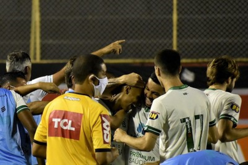 A vitória do América-MG em Salvador foi muito importante para manter o time colado no G4