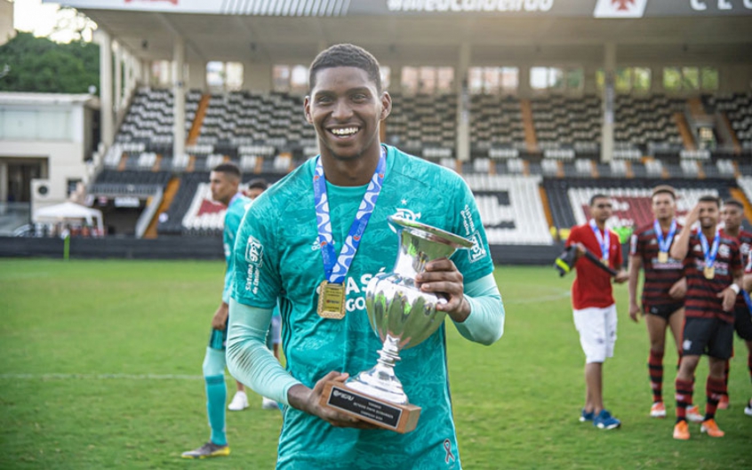 Hugo Souza retorna a São Januário com novo status pelo Flamengo