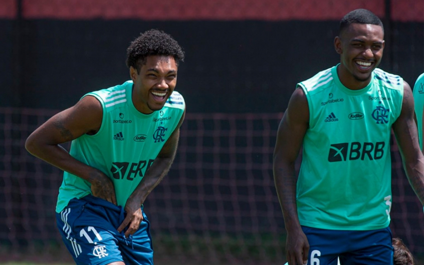 Novo batedor? Vitinho mostra pontaria afiada em treino de falta; assista