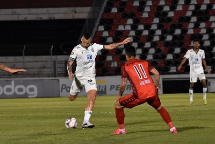 Marcelo Toscano fez um golaço de falta, que abriu o caminho para a vitória do América-MG em Ribeirão Preto