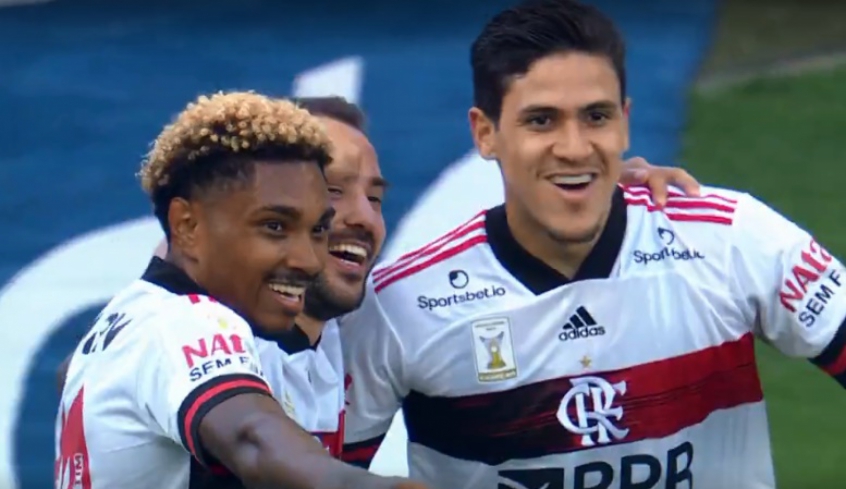 Flamengo goleia o Corinthians e assume liderança do Campeonato Brasileiro