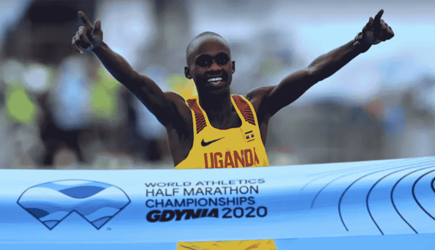 Jacob Kiplimo comemora a vitória e o título do Mundial de Meia Maratona, em Gdynia, na Polônia. (Divulgação)