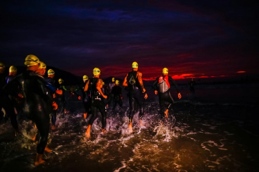 Ultratriatletas largam para mais uma edição da UB515, com 10km de natação, 421km de ciclismo e 84,4km de corrida. (Foto de Sandra Guedes/Divulgação))