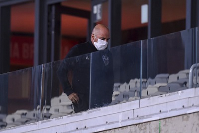 Sampaoli ficou fora do banco de reservas, mas esteve presente no Mineirão no duelo com o Flamengo, gerando desconfiança do tribunal quanto a conduta do treinador, que estava suspenso