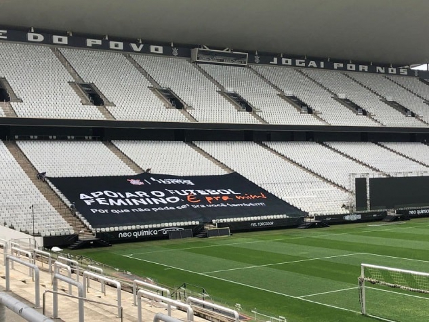 Feminino: Bandeirão de patrocinador do Corinthians estimula apoio ao futebol feminino em Dérbi