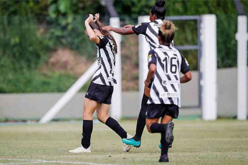O time feminino do Atlético-MG lidera o Mineiro após vencer o clássico contra as Coelhinhas