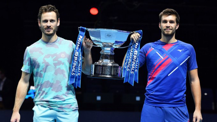 Wesley Koolhof e Nikola Mektic com troféu do ATP Finals 2020