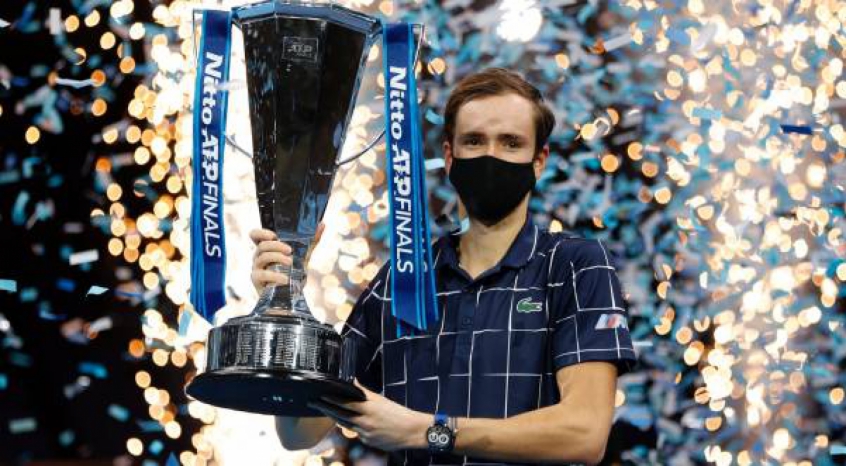 Daniil Medvedev ergue o troféu do ATP Finals