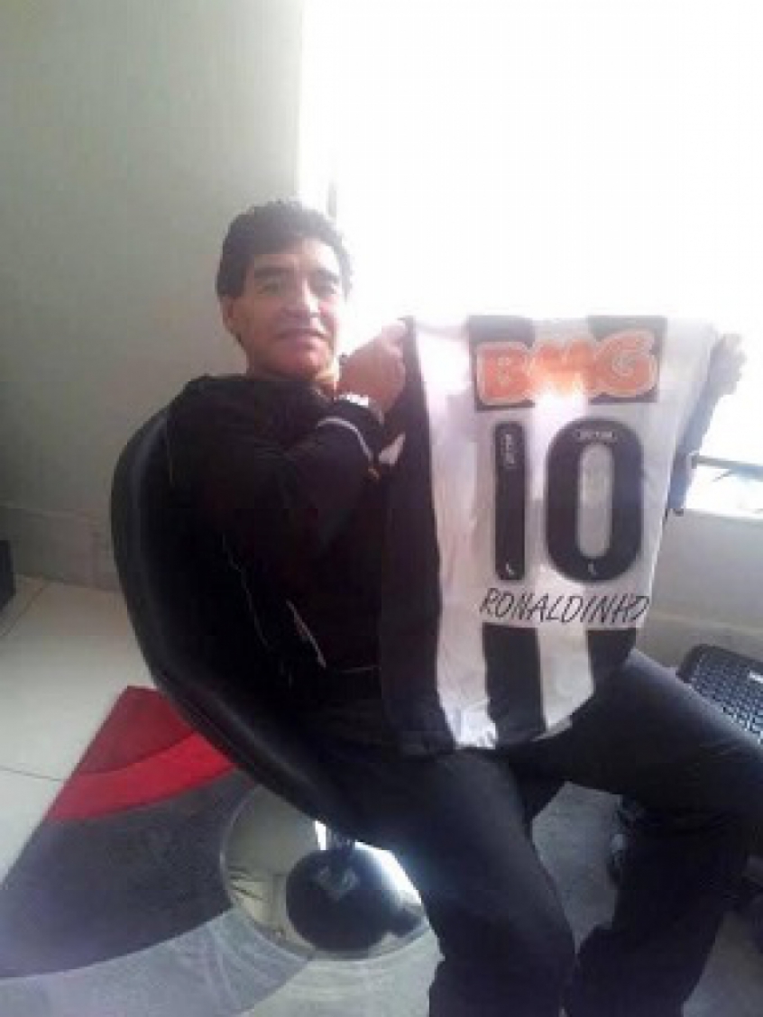 Maradona exibe a camisa 10 de Ronaldinho, quando ainda jogava pelo Atlético-MG