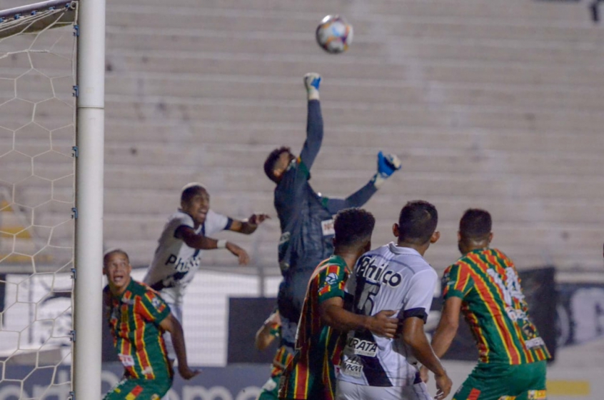 Ponte Preta para no goleiro Gustavo e empata com o Sampaio ...