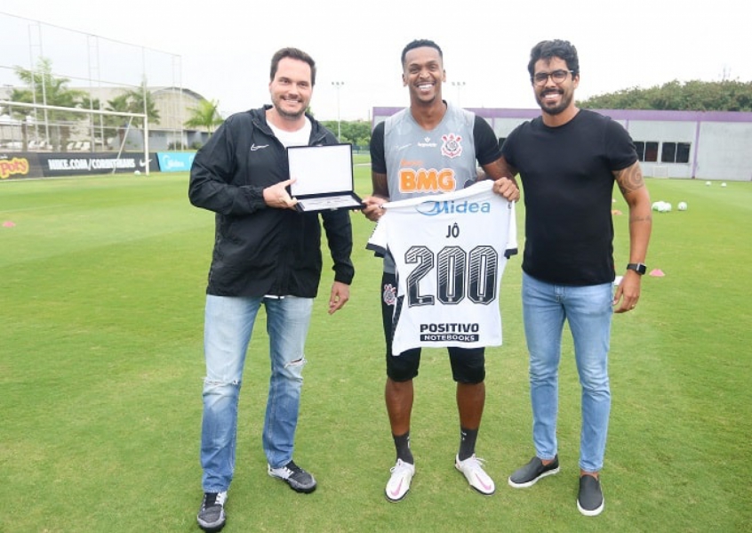 Jô é homenageado pelo Corinthians após completar 200 jogos com a camisa alvinegra