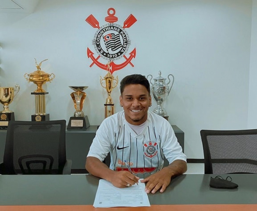 Luan Vitor comemora renovação de contrato com o sub-23 do Corinthians