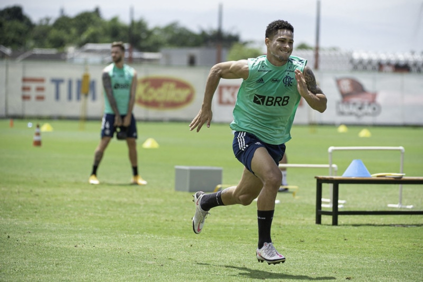 João Gomes pode ser titular do Flamengo contra o Santos, veja os números do garoto