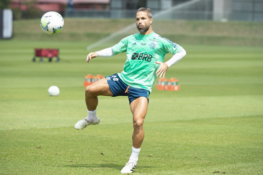 Camisa 10 deve ser mais uma baixa no Flamengo contra o Santos