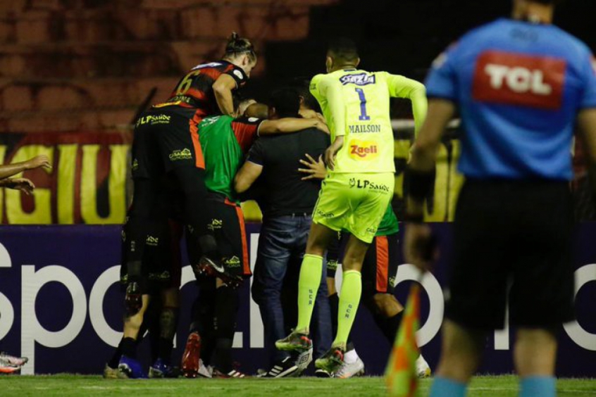 Jogadores do Sport comemoram gol contra o Coritiba