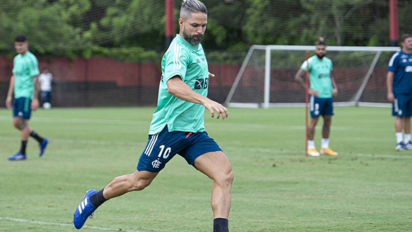 Diego Ribas volta a treinar com grupo do Flamengo