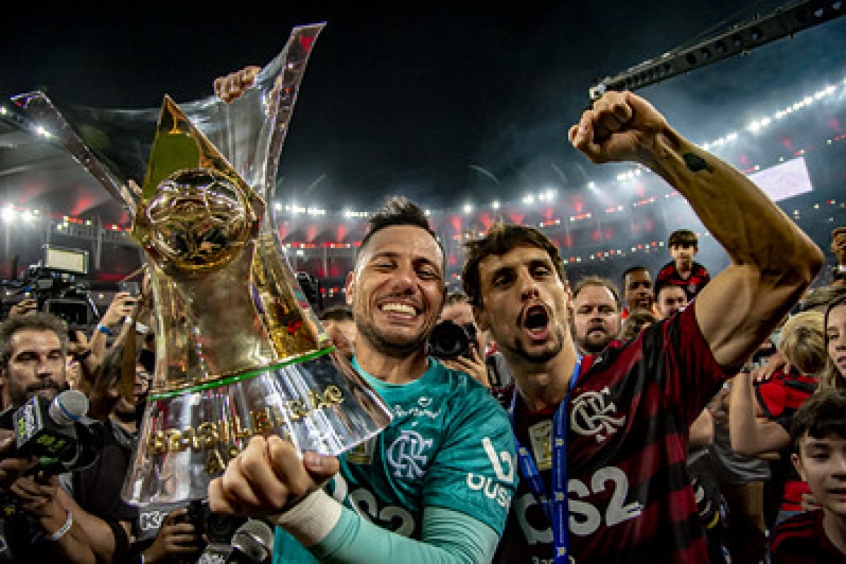 Representa muito para nós, Rodrigo Caio celebra renovação de Diego Alves