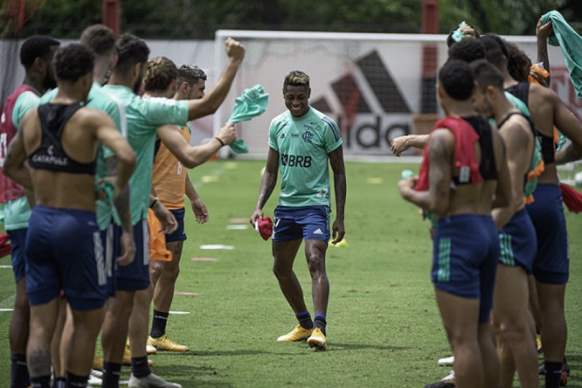Com direito a trote, Flamengo realiza último treino de 2020