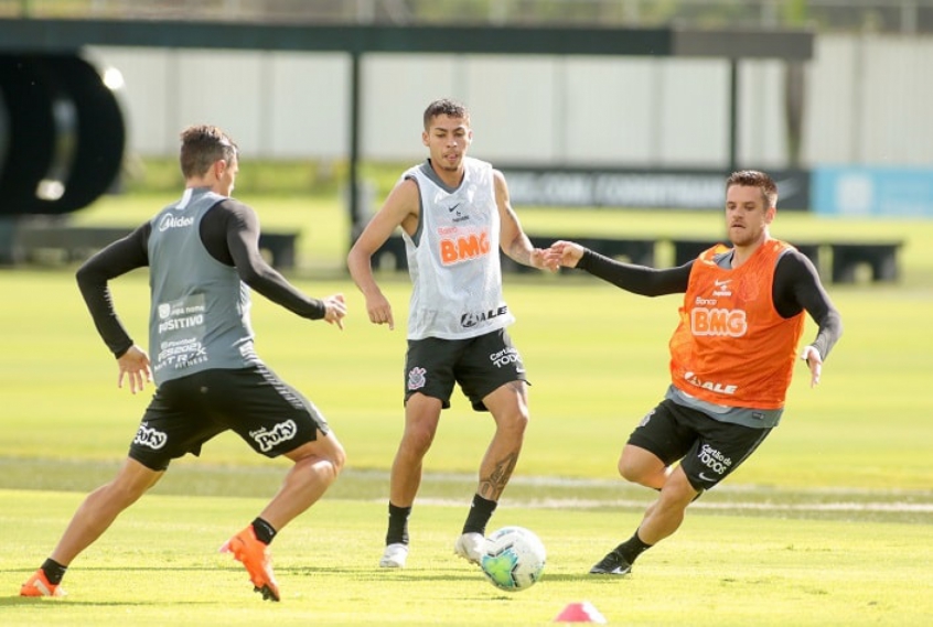De olho no Flu, Corinthians faz treino de posse de bola e finalizações