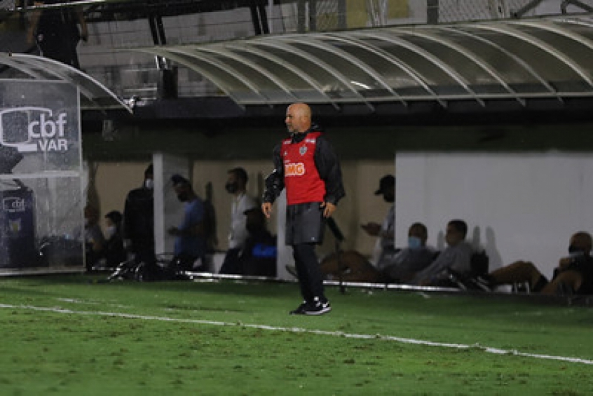 Sampaoli optou por fazer s[o três mudanças no time, ficando com duas sem utilizar no duelo contra o Rv Braganfino
