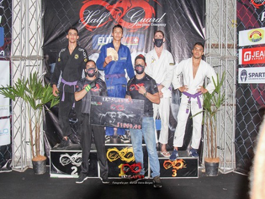 Pódio do absoluto até 77kg na faixa-roxa (Foto: Divulgação)