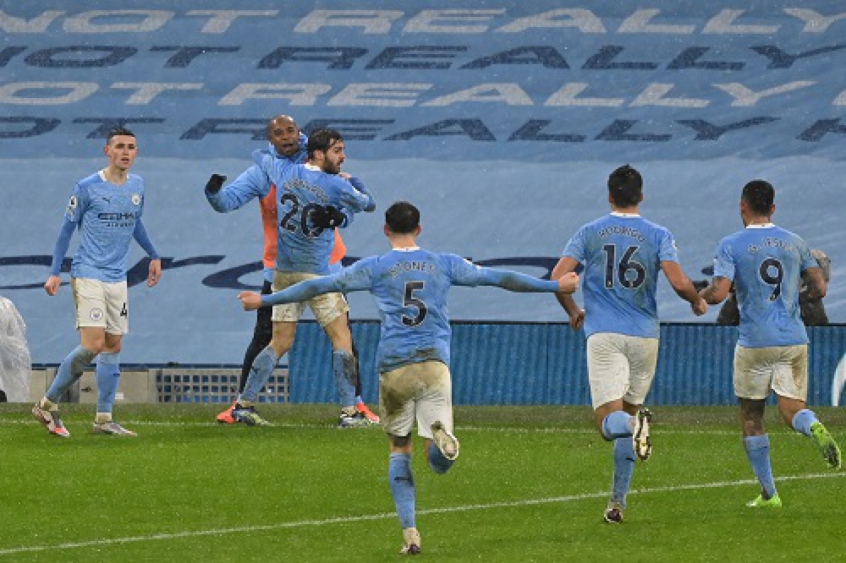 Manchester City vence o Aston Villa e cola na briga pela liderança do