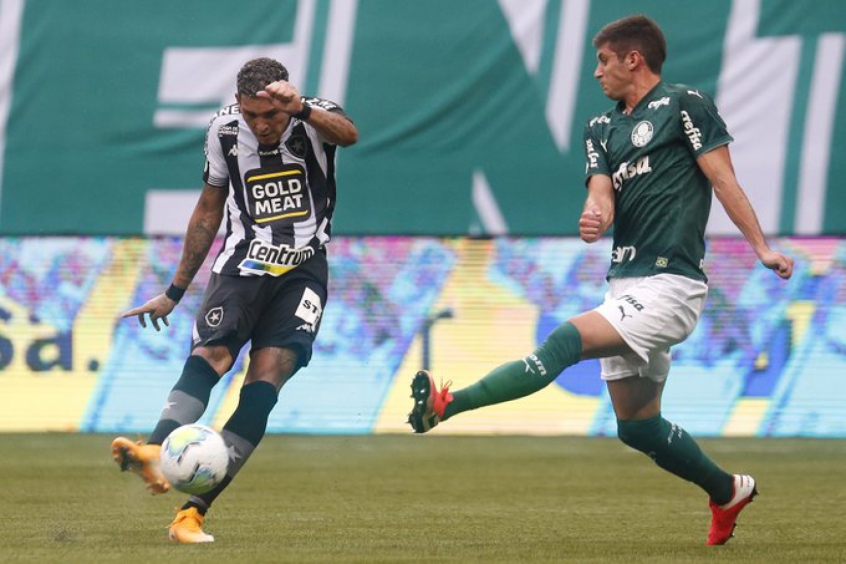 Rafael Navarro comemora primeiro gol pelo Botafogo no ...