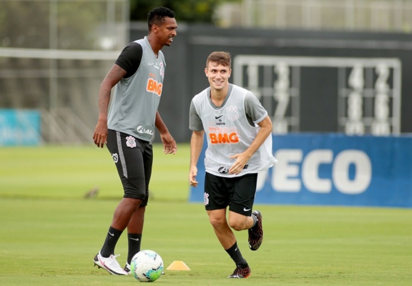 Retornando! Lucas Piton faz primeiro treino com o elenco do Corinthians após cirurgia