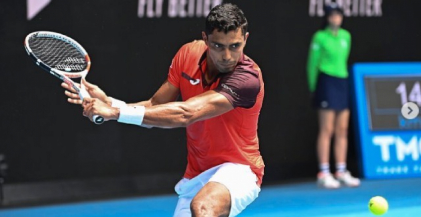 Thiago Monteiro em ação contra Andrey Rublev no Australian Open