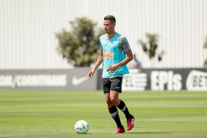 Sylvinho explica escolha de Belezi em disputa com Léo Santos: 'Atleta mais pronto'