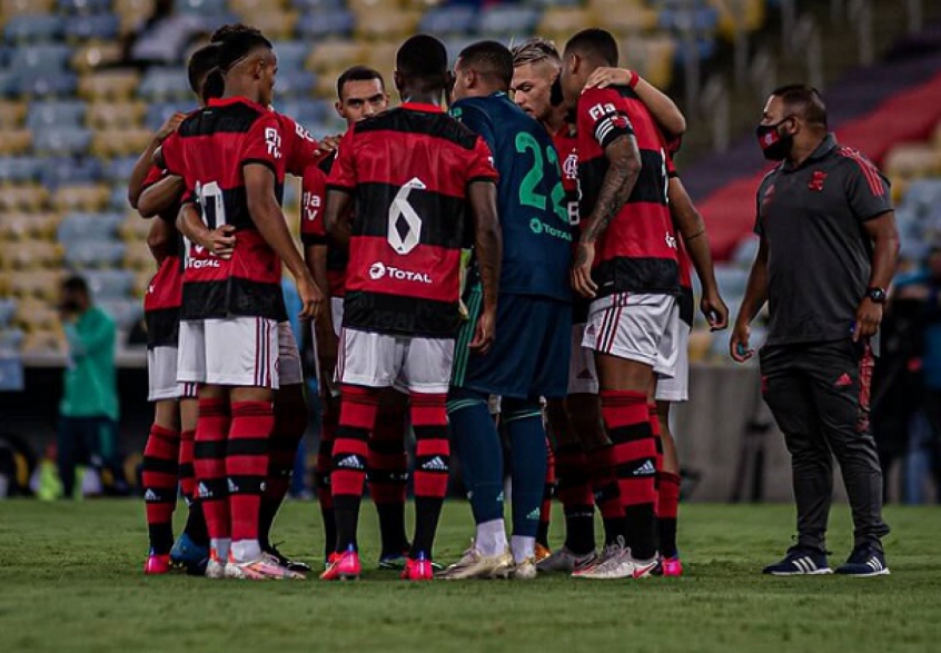 Gabriel Batista e Natan puxam coro de motivação antes de vitória do Flamengo