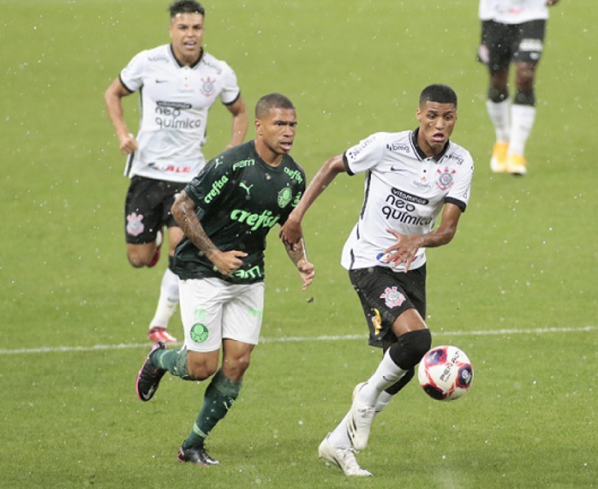 Embaixo de muita chuva, Palmeiras sai na frente, mas Corinthians busca o empate em Dérbi