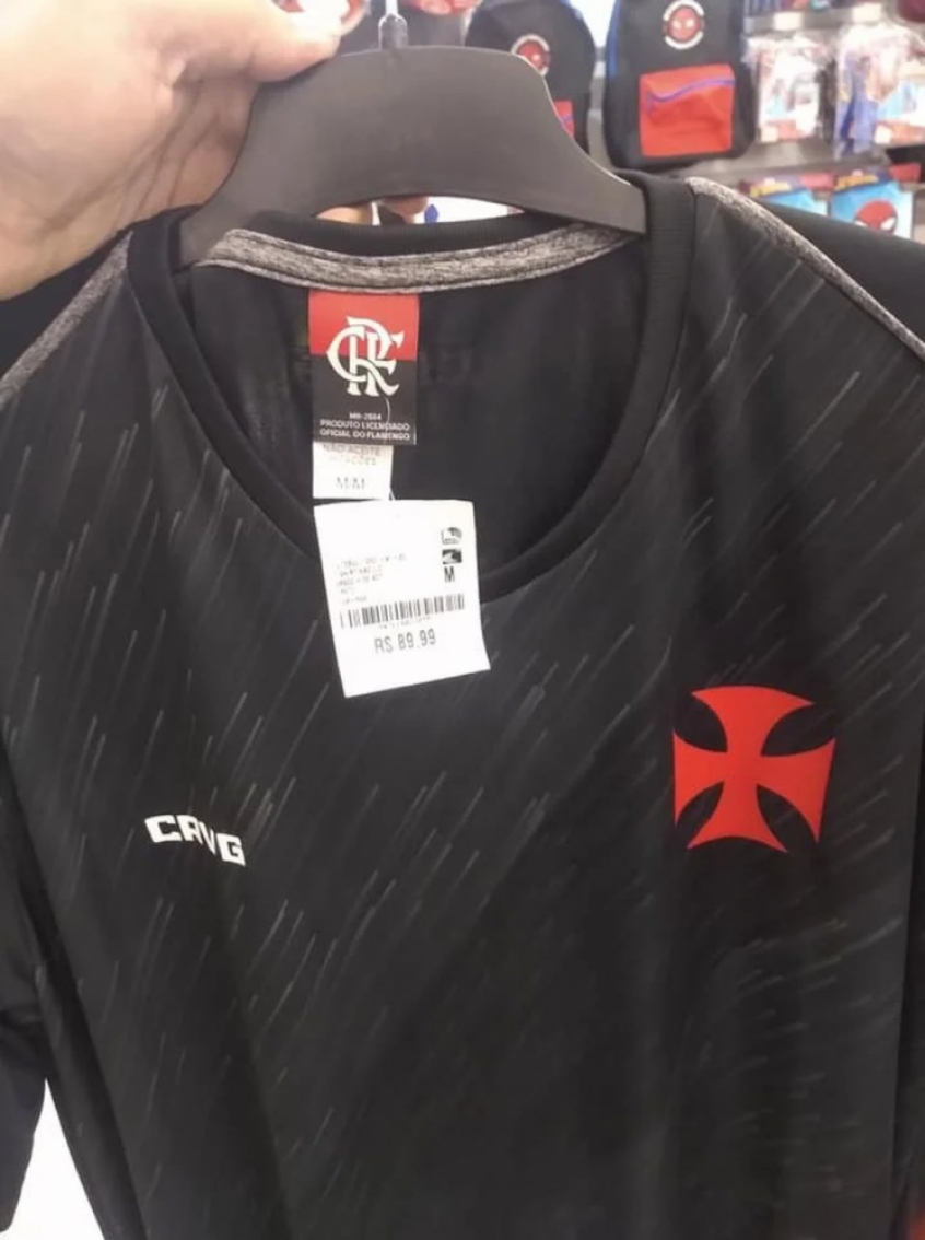 Loja vende camisa do Vasco com etiqueta do Flamengo e torcedores brincam: União Flasco